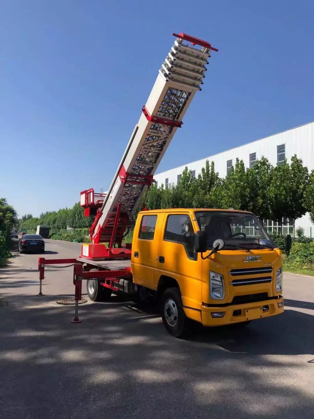 新沂附近的云梯车出租服务：轻松解决高空作业需求