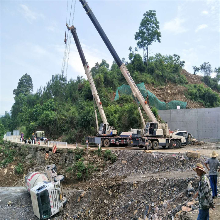 新沂汽车掉沟里叫吊车救援要多少钱